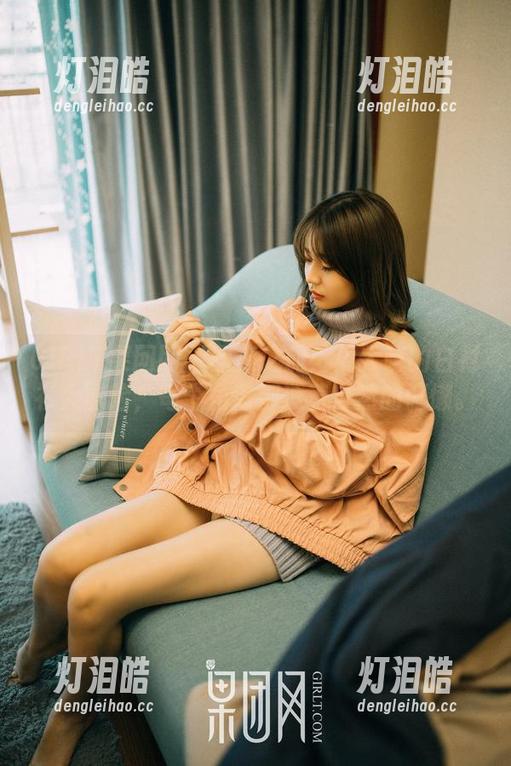 GIRLT果团网-周大萌 GIRLT果团网 - 图集之旅:周大萌的白衬衫大冒险,每个角落都透着自然的慵懒。
