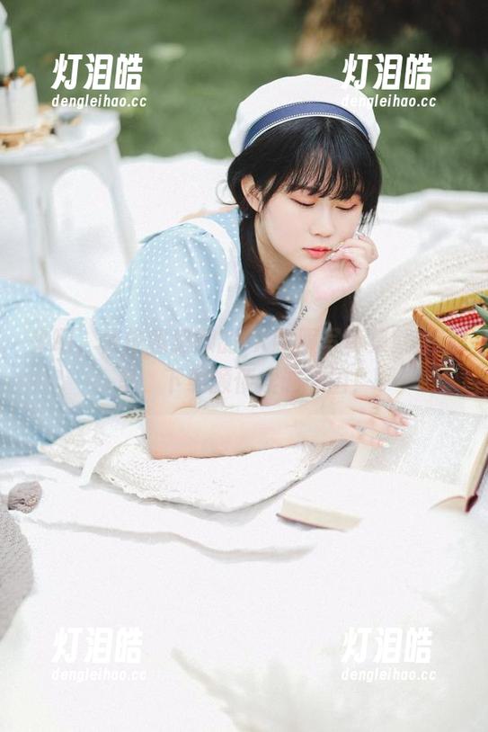 来啊，依依超级懒的JK制服写真集就在这里，下载顺便虔诚一围！