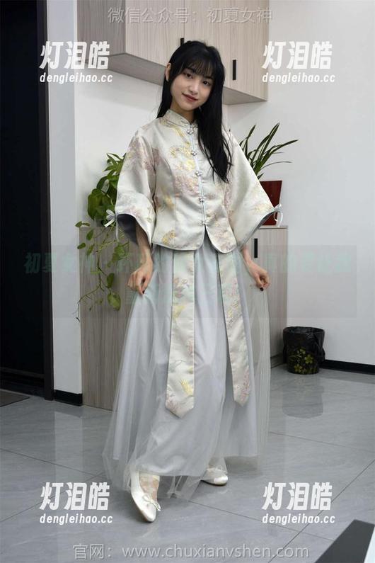 初夏女神-环环 初夏女神 - 环环的修女套图,真的要让我重新洗牌三观!