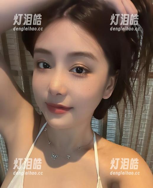 奶雯 微密圈 - 图包内容太精彩——打卡奶雯的红色战衣私拍新境界!