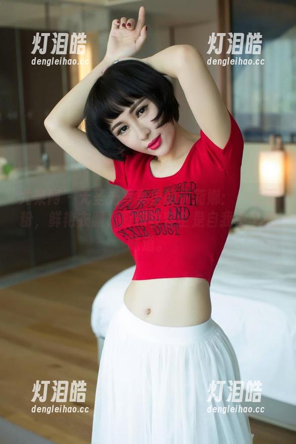 尤果网 - 无圣光写真里的伊莉娜：一点面粉，鲜艳衣服，厨娘妆容全是自我主义的味道。