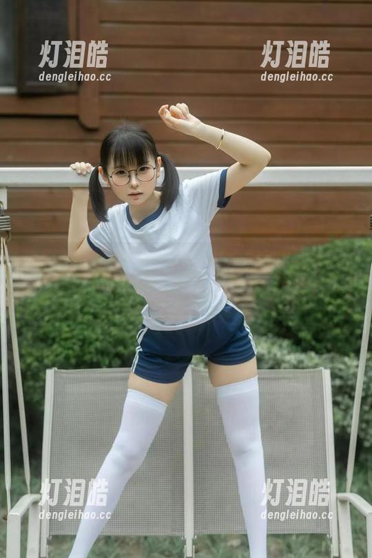 幼水铃衣 这原图里,幼水铃衣的JK扮相,小蛋糕静静旁观,感觉它也想上场。