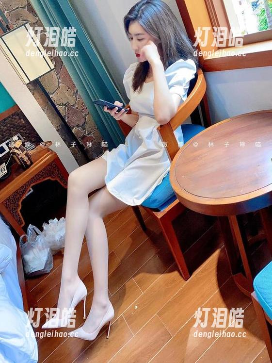 林子喵Lynne 微密圈 - 泳池里的林子喵Lynne,写真里散发出的慵懒气息,我能懂的!