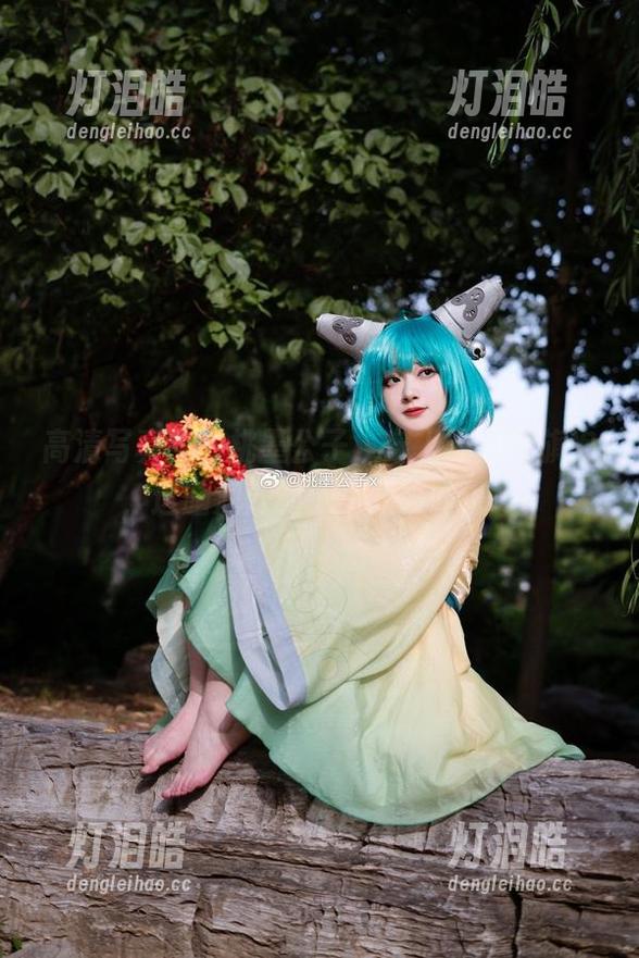 桃墨公子 高清写真中的桃墨公子,穿上吸血鬼旗袍,这脑洞开的,不知该咋说…