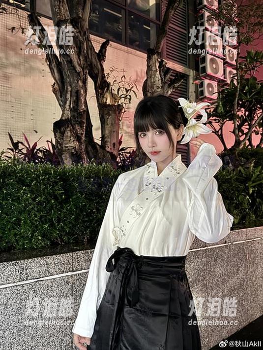 秋山AkI 秋山AkI的mirror彩云写真,看得我想一边欣赏一边画圈圈。