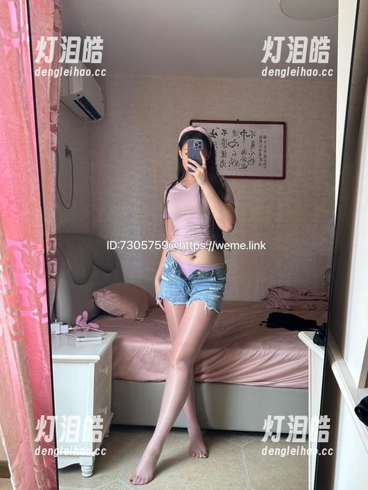 美邵女Baby 微密圈 - 看这张照片,半腿白丝的美邵女Baby,凭什么让人这么想象?呃,抢先让人无数种联想。