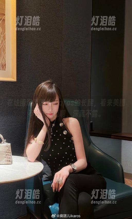 腐团儿Ikaros 在线围观腐团儿Ikaros的长腿,看来美图不止于颜值啊,深藏不露。