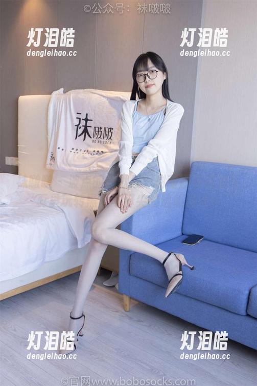 袜啵啵-甜甜圈 袜啵啵 - 波点的幽默感:甜甜圈在高清写真里玩转黑丝与脚尖的透明游戏!