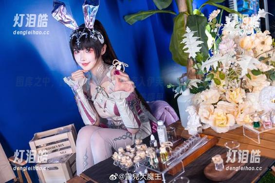 露儿大魔王 图库之中,露儿大魔王引导我走入伊芙琳的视野,我却迷失在那种朦胧的美感里。